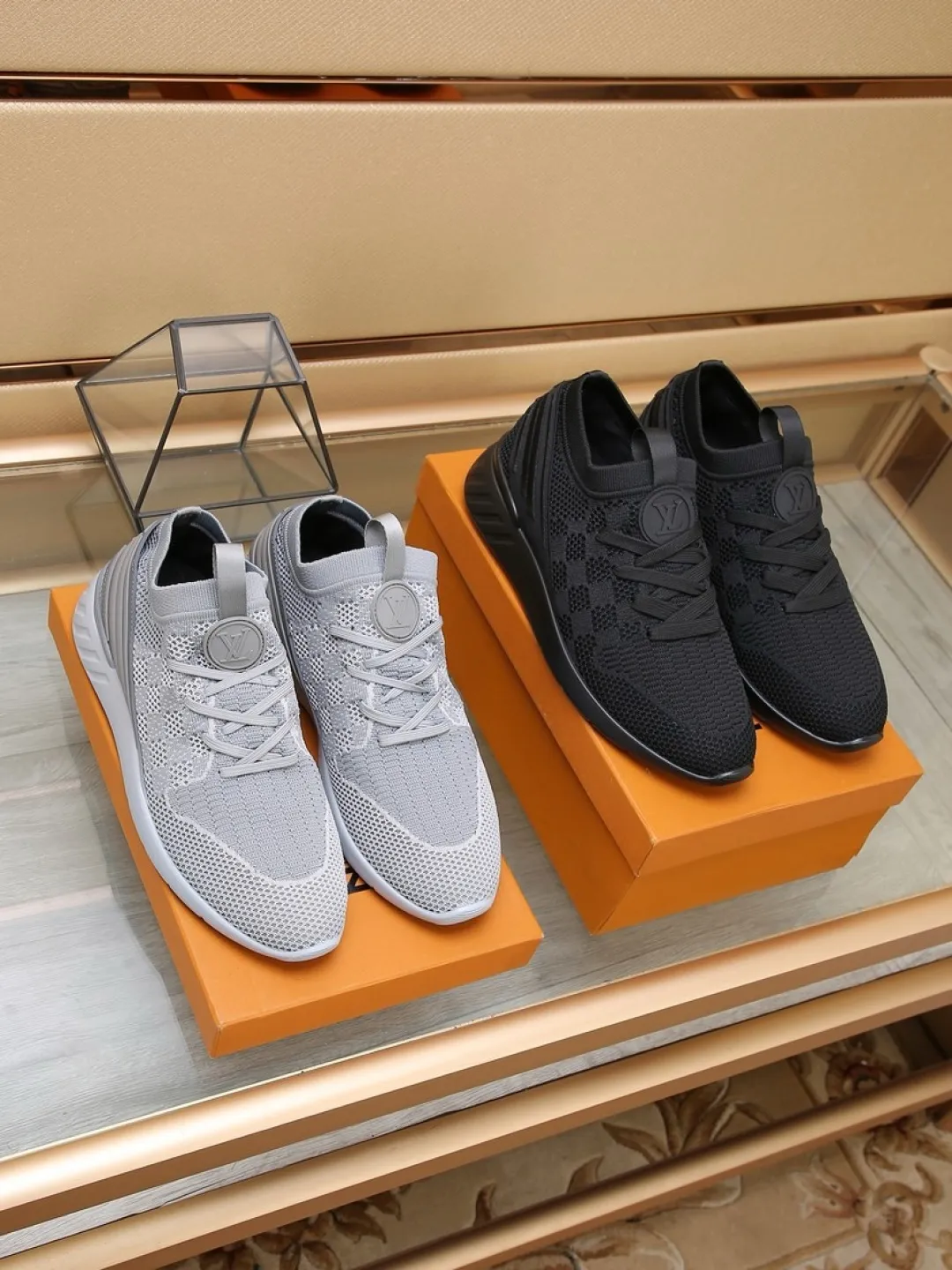 Men's shoes 💰P420💰"LOUI* VUITTO*" latest popular men's casual shoes ✔️This model is made of the original breathable fly woven fabric. The real thing is super shiny⚡️ Fashionable and versatile. The toe last shape is firm and full. The soles are LV original molds and can be put in and out at will. It is light and comfortable for the foot~Purely handmade, details determine the quality! Size:38-44